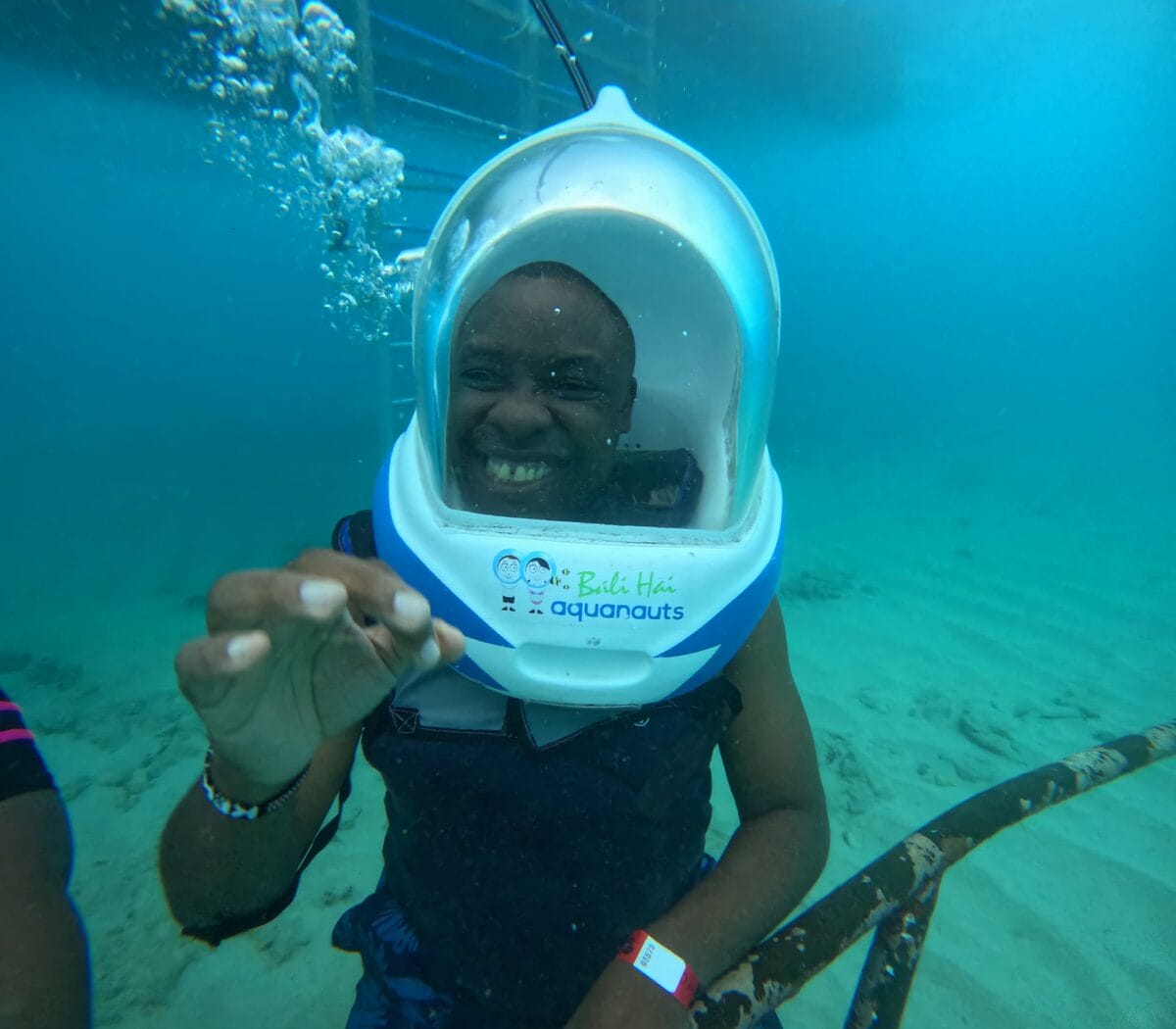 Underwater helmet diving